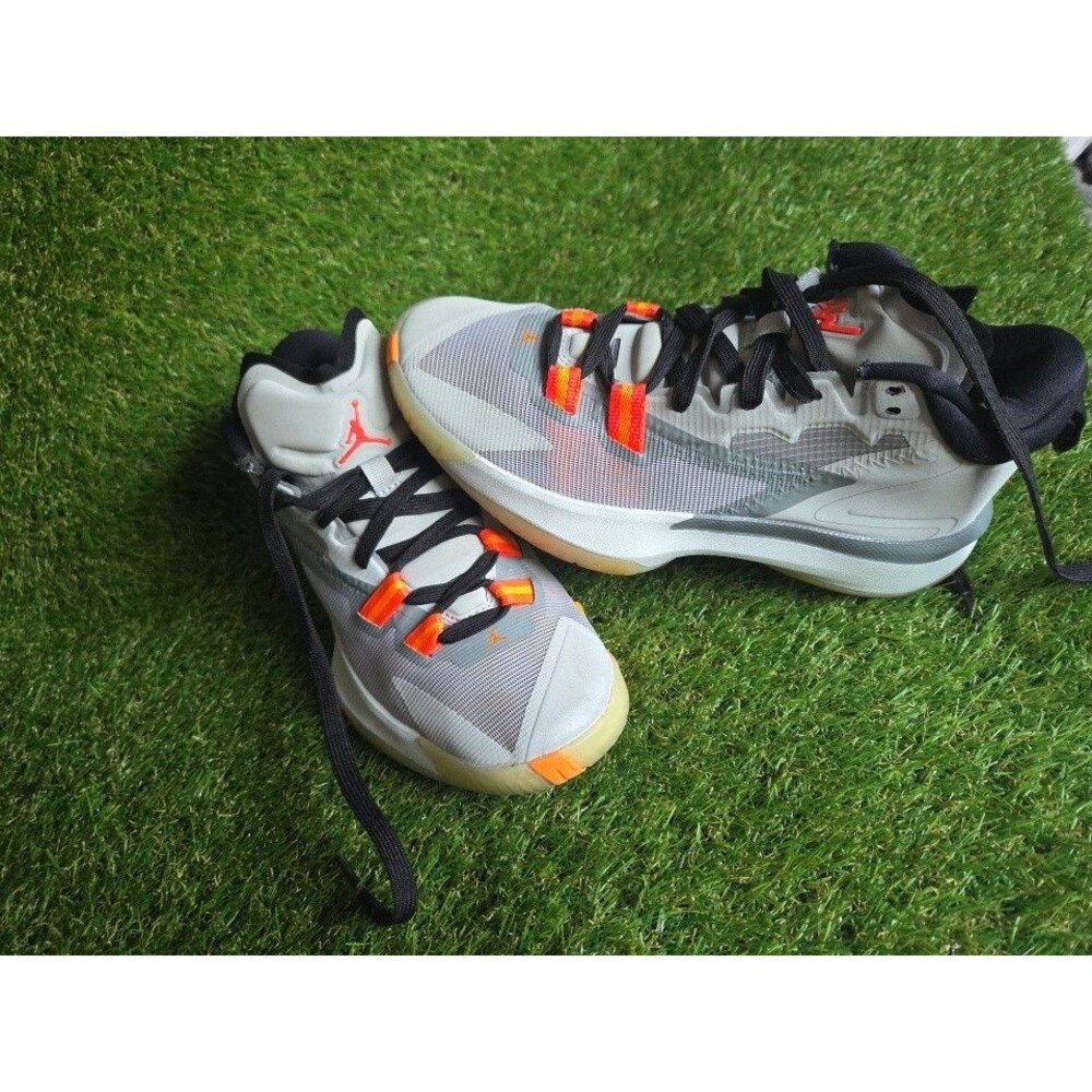 Jordan basketball shoes in size Y 5.5  orange and gray